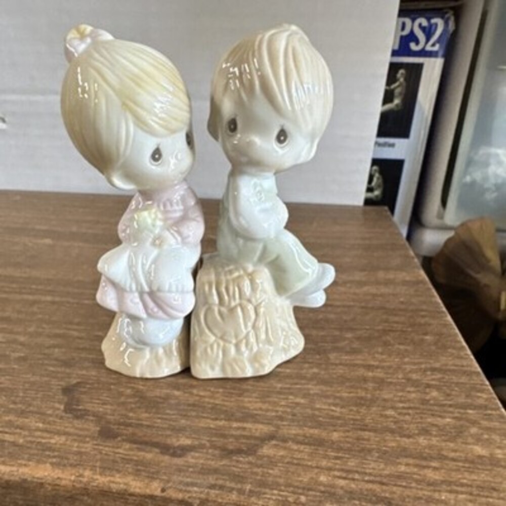 Pristine Vintage PMI 1993 Ceramic Romantic Novelty Pastel Salt & Pepper Shaker